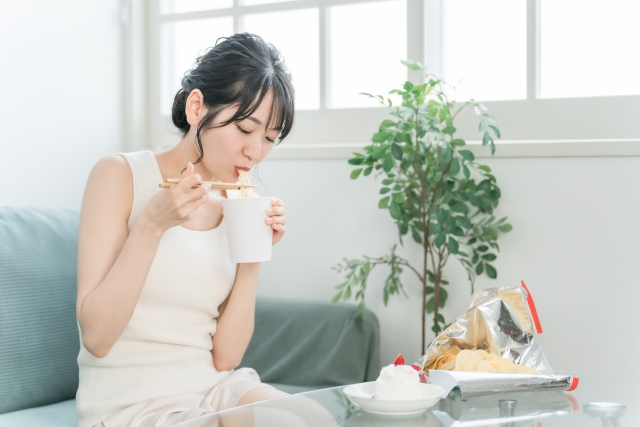チョンパスならお酒やスィーツも大丈夫なことに笑顔な女性イメージ画